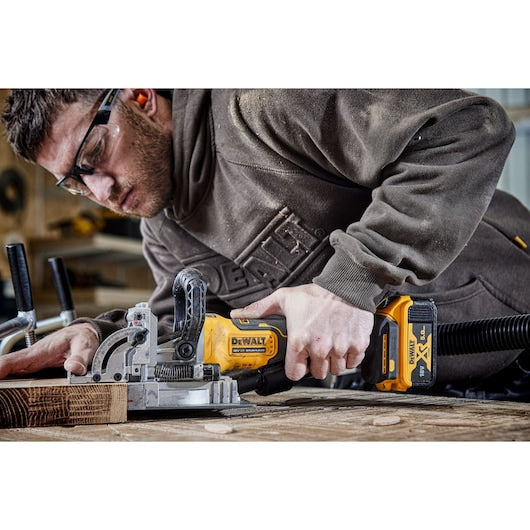 Dewalt XR Akumulatora Savienojuma Frēze Bez Akumulatora Un Lādētāja 18V (DCW682N-XJ) - Ergostock.lv