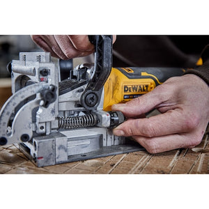 Dewalt XR Akumulatora Savienojuma Frēze Bez Akumulatora Un Lādētāja 18V (DCW682N-XJ) - Ergostock.lv