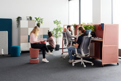 Wariant-E rakstāmgalds ar akustisko sienu un elektriski regulējamu augstumu-Ergostock