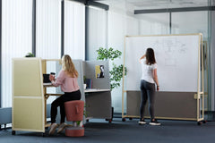 Wariant-E rakstāmgalds ar akustisko sienu un elektriski regulējamu augstumu-Ergostock