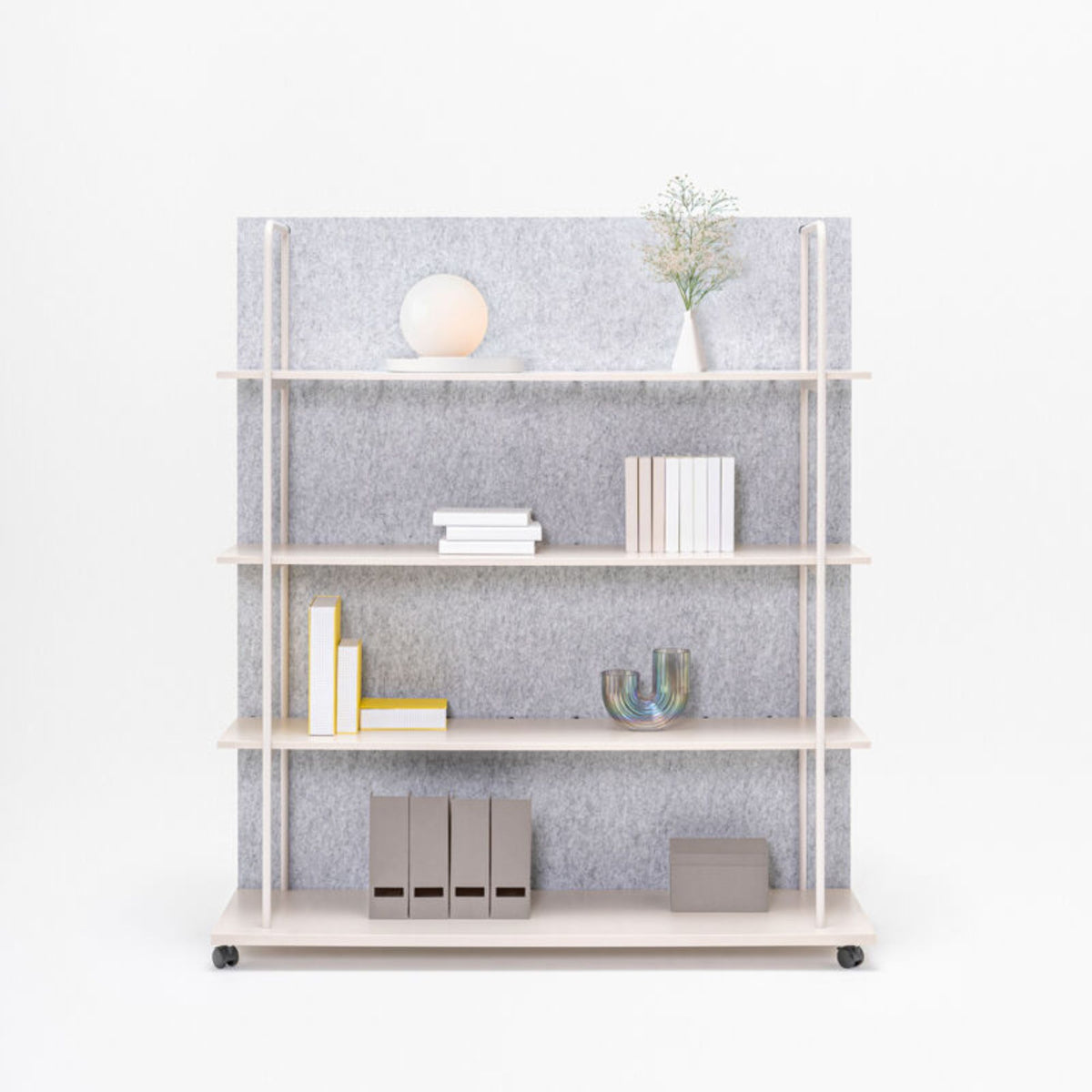 Biroja plaukts TANCA Classic, 1600 x 1843 mm, konfigurējams ar pelēku fonu un koka plauktiem, ideāli piemērots grāmatām un dekoratīviem priekšmetiem.