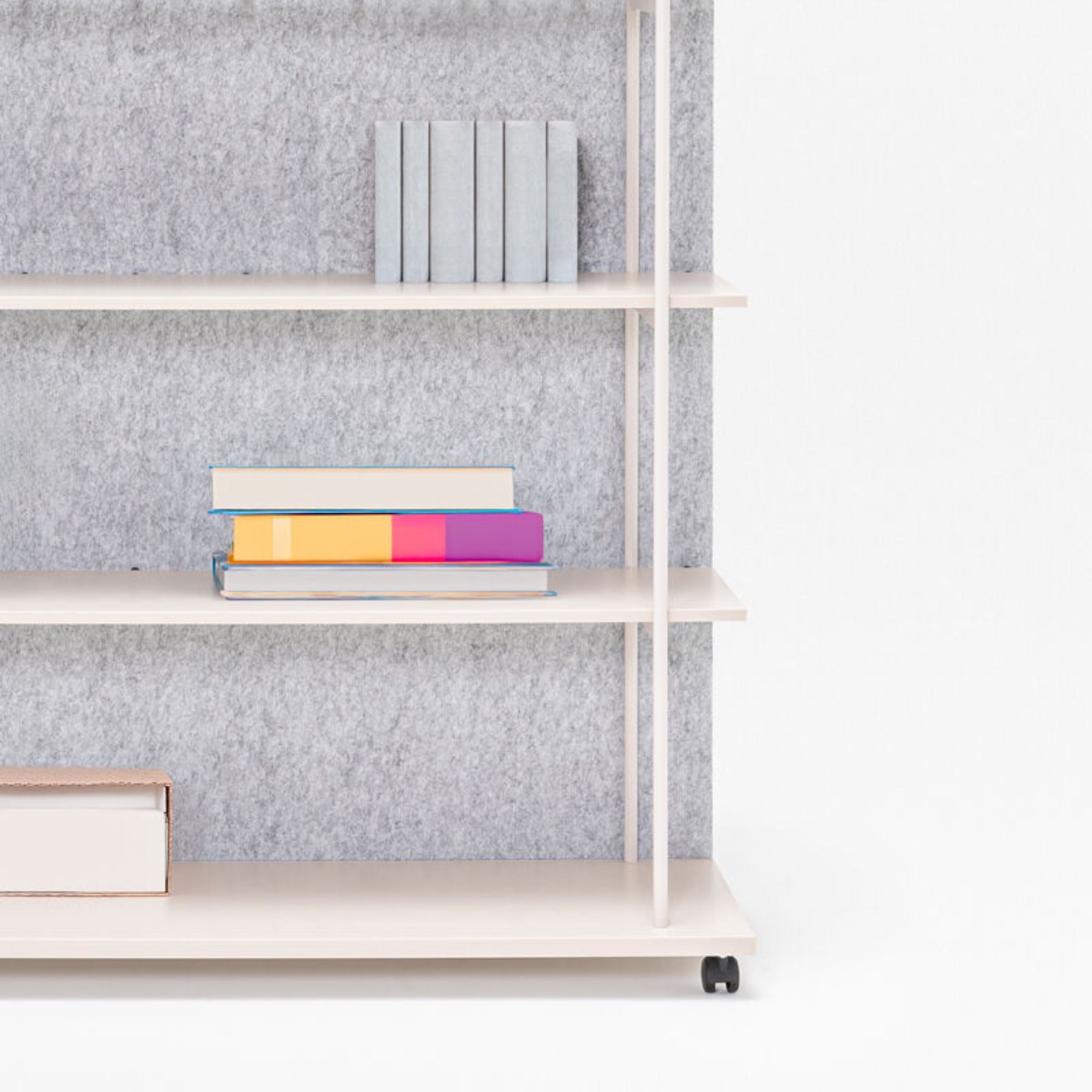 TANCA Classic biroja plaukts ar vairākām plauktu sekcijām, piemērots dokumentu, mapju un grāmatu glabāšanai modernā darba vidē.