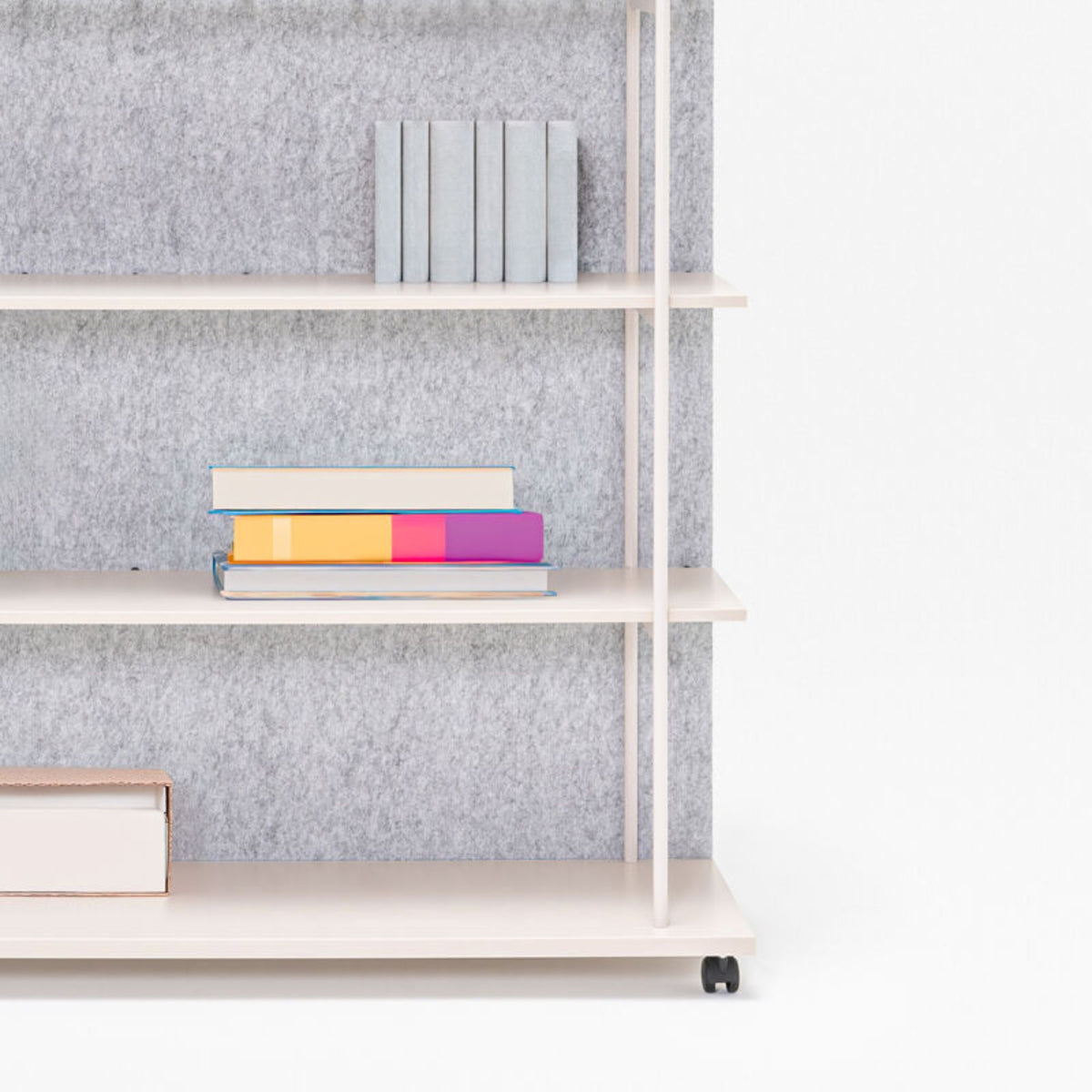 TANCA Classic biroja plaukts ar vairākām plauktu sekcijām, piemērots dokumentu, mapju un grāmatu glabāšanai modernā darba vidē.