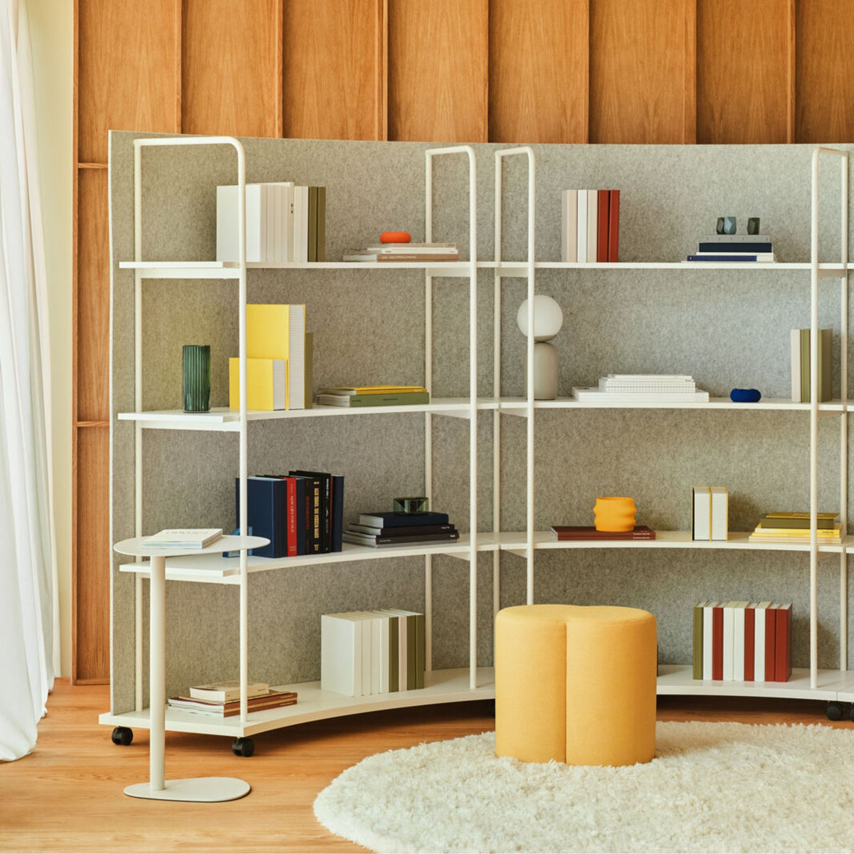 Biroja plaukts TANCA ROUND 1, 1420 x 1843 mm, konfigurējams ar baltu metāla rāmi un atvērtām plauktu sekcijām, piemērots modernam interjeram.