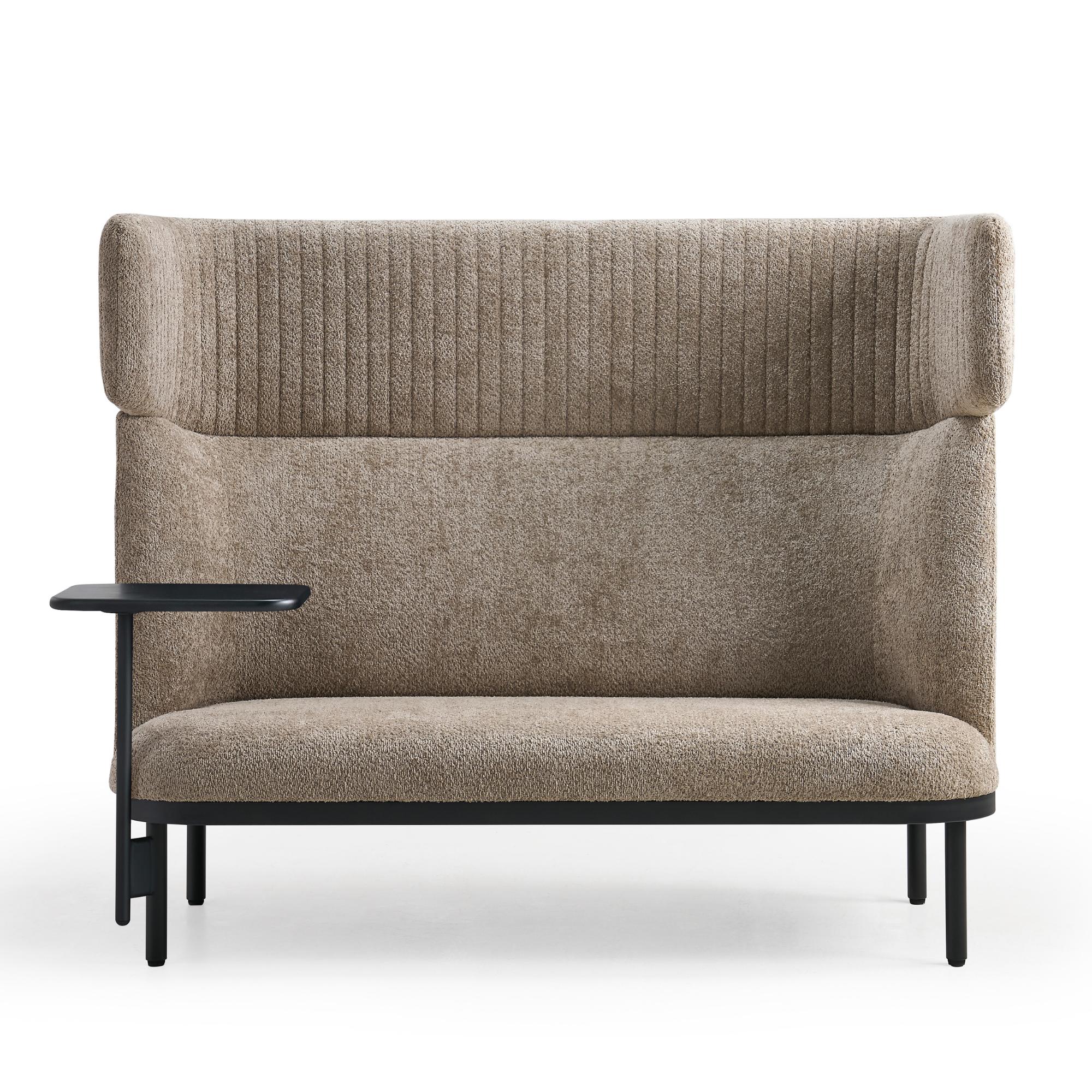 Dīvāns Caldera Duo ar galdiņu, bēšs no ERGOSTOCK ar augstu atzveltni un integrētu sānu galdiņu, ideāli piemērots birojiem vai atpūtas zonām.