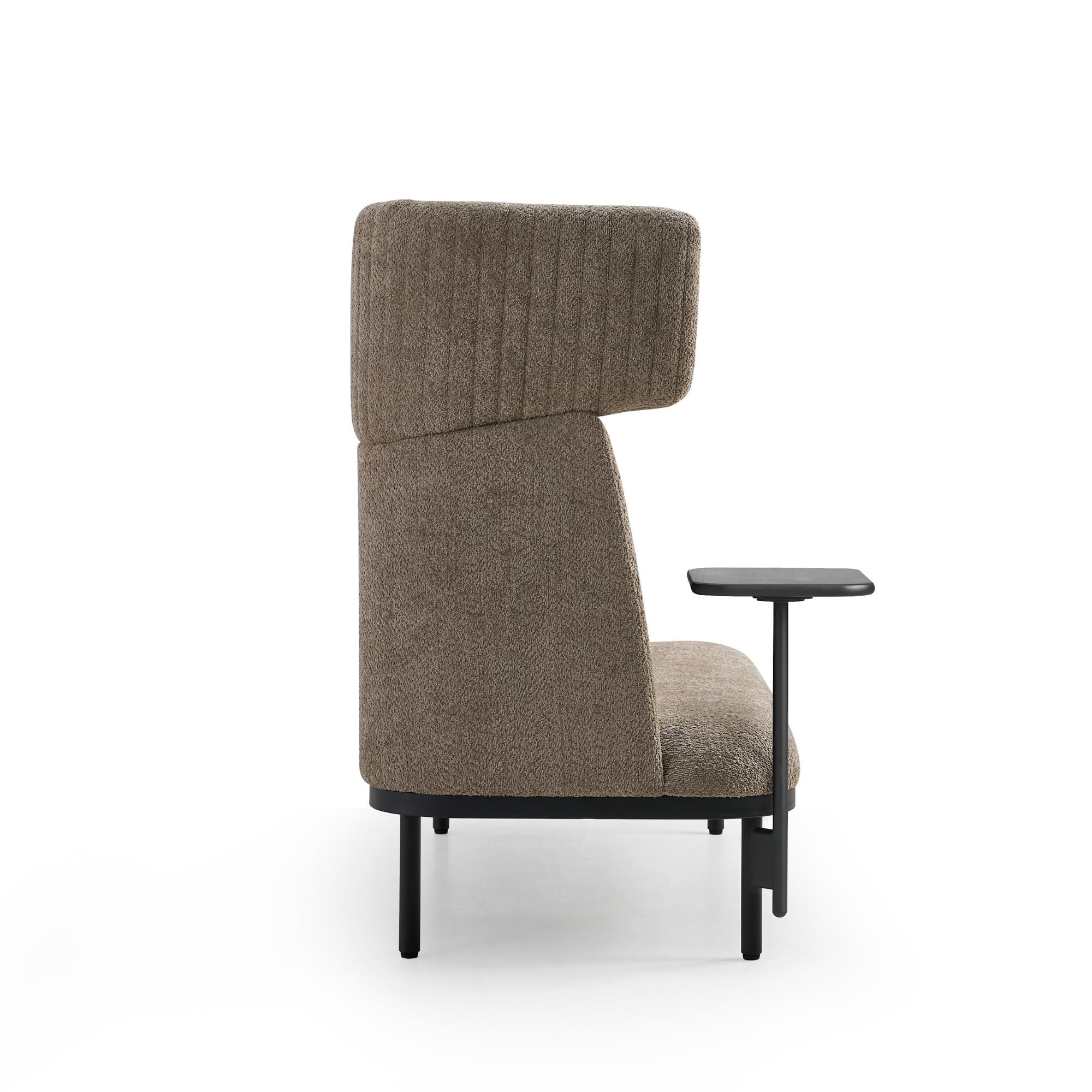 Sānskats uz dīvānu Caldera Duo ar galdiņu, bēšs – kompakts un ergonomisks risinājums no ERGOSTOCK ar integrētu galdiņu ērtībai.