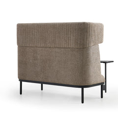 Aizmugures skats uz bēšo dīvānu Caldera Duo ar galdiņu no ERGOSTOCK, ar teksturētu audumu un stabilu metāla rāmi.