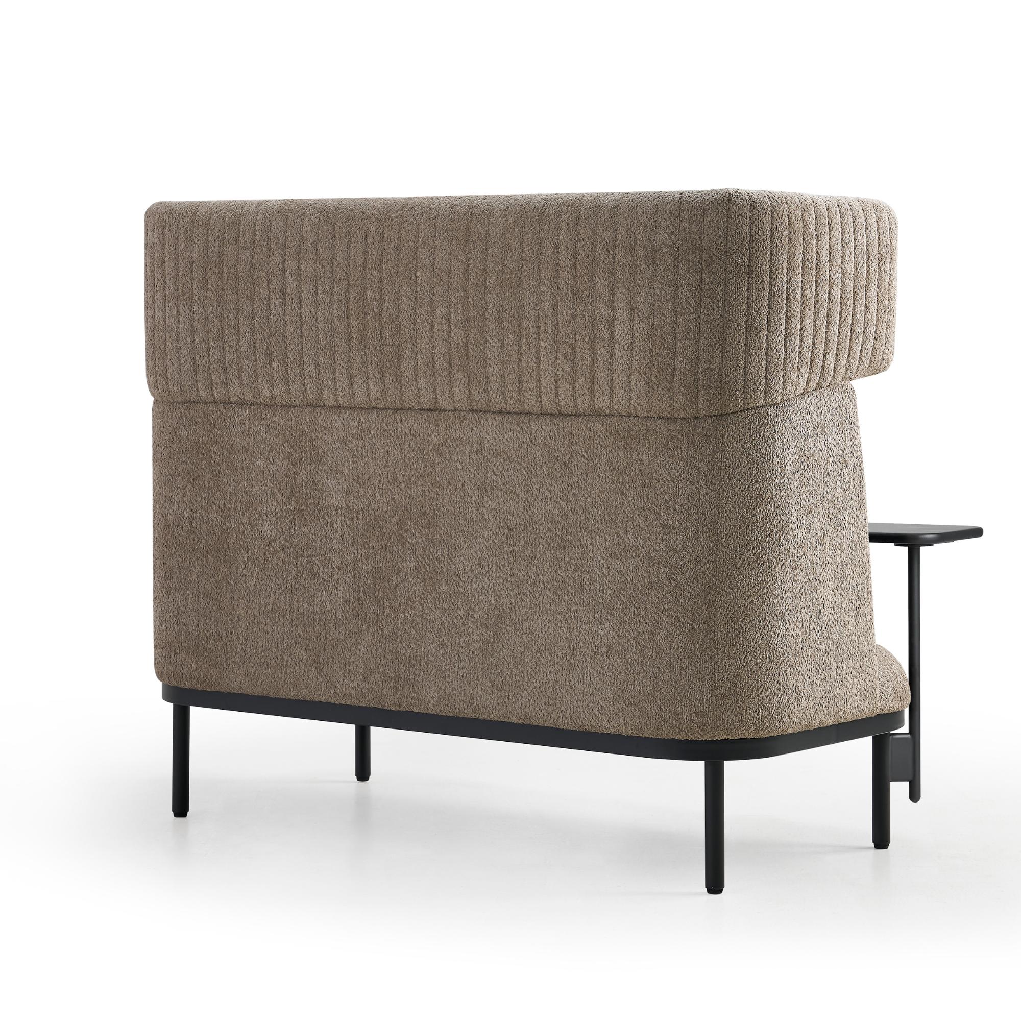 Aizmugures skats uz bēšo dīvānu Caldera Duo ar galdiņu no ERGOSTOCK, ar teksturētu audumu un stabilu metāla rāmi.