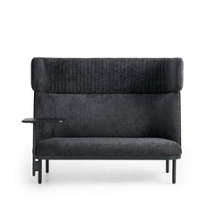 Dīvāns Caldera Duo ar galdiņu, melns no ERGOSTOCK ar augstu atzveltni un mīkstu auduma apdari, ideāli piemērots biroja atpūtas zonām.