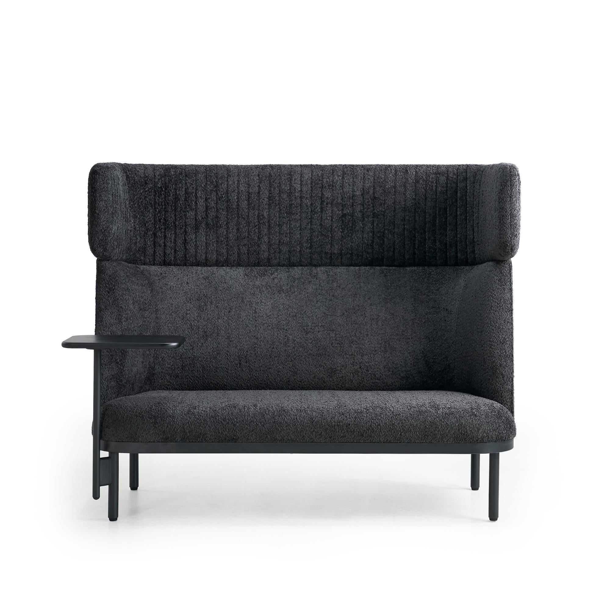 Dīvāns Caldera Duo ar galdiņu, melns no ERGOSTOCK ar augstu atzveltni un mīkstu auduma apdari, ideāli piemērots biroja atpūtas zonām.