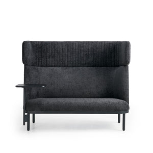 Dīvāns Caldera Duo ar galdiņu, melns no ERGOSTOCK ar augstu atzveltni un mīkstu auduma apdari, ideāli piemērots biroja atpūtas zonām.