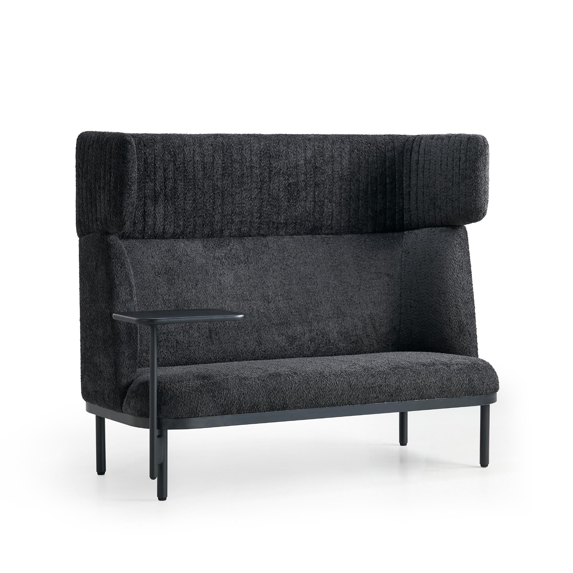 ERGOSTOCK Dīvāns Caldera Duo ar galdiņu, melns – moderns divvietīgs atpūtas krēsls ar integrētu sānu galdiņu un stilīgu dizainu.