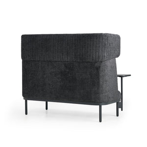 ERGOSTOCK Dīvāns Caldera Duo ar galdiņu, melns – aizmugures skats uz augstas atzveltnes dizainu ar teksturētu audumu un stabilu rāmi.