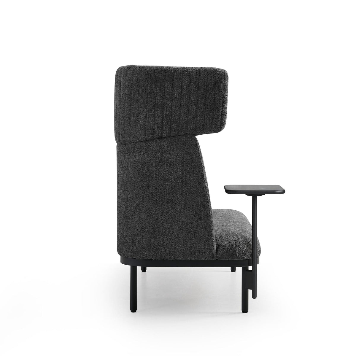 Sānskats uz dīvānu Caldera Duo ar galdiņu, pelēks - ERGOSTOCK, rāda augstu atzveltni un praktisku sānu galdiņu ērtai lietošanai.