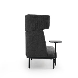 Sānskats uz dīvānu Caldera Duo ar galdiņu, pelēks - ERGOSTOCK, rāda augstu atzveltni un praktisku sānu galdiņu ērtai lietošanai.