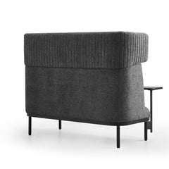 Aizmugures skats uz dīvānu Caldera Duo ar galdiņu, pelēks - ERGOSTOCK, ar vertikāli šūtu tekstūru un stabilu metāla rāmi.