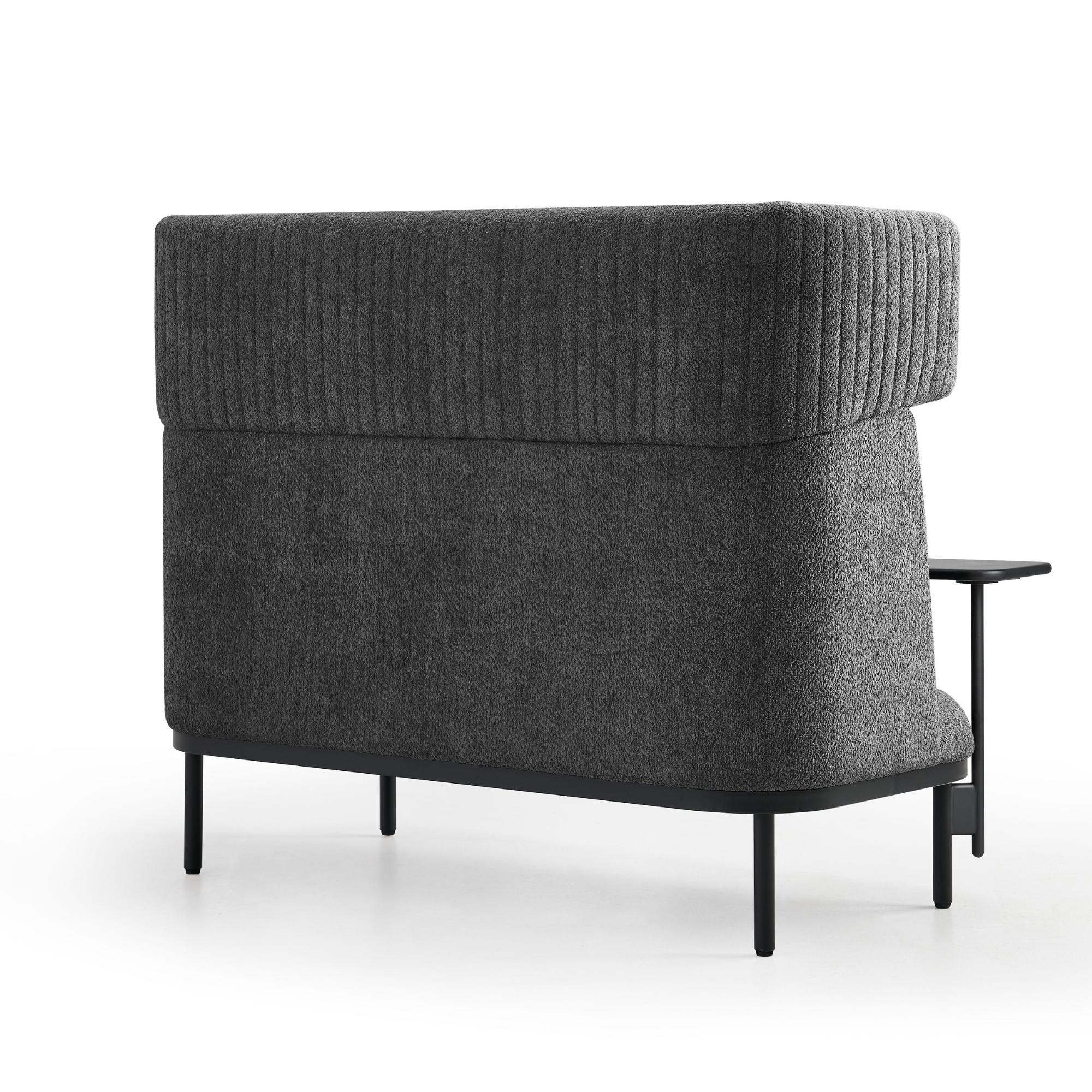 Aizmugures skats uz dīvānu Caldera Duo ar galdiņu, pelēks - ERGOSTOCK, ar vertikāli šūtu tekstūru un stabilu metāla rāmi.