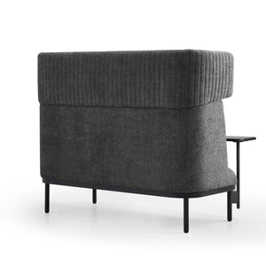 Aizmugures skats uz dīvānu Caldera Duo ar galdiņu, pelēks - ERGOSTOCK, ar vertikāli šūtu tekstūru un stabilu metāla rāmi.