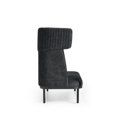 Sānskats uz dīvānu Caldera Duo, melns - ERGOSTOCK ar augstu, polsterētu atzveltni, kas nodrošina komfortu un privātumu.