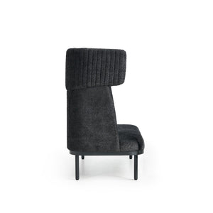 Sānskats uz dīvānu Caldera Duo, melns - ERGOSTOCK ar augstu, polsterētu atzveltni, kas nodrošina komfortu un privātumu.