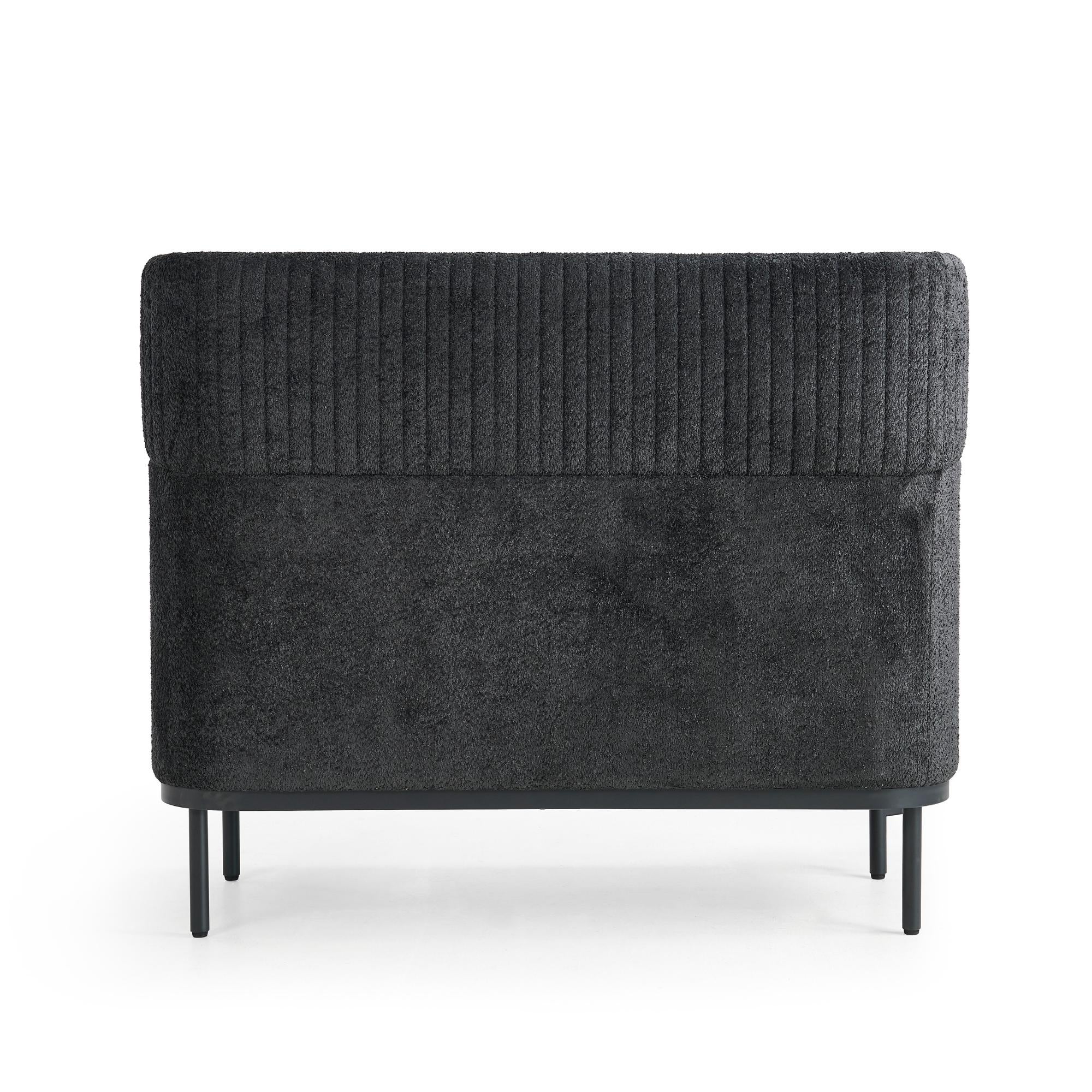 Aizmugures skats uz dīvānu Caldera Duo, melns - ERGOSTOCK ar dekoratīvu šuvumu un kvalitatīvu apdari, ideāli biroja interjeram.