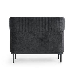 Aizmugures skats uz dīvānu Caldera Duo, melns - ERGOSTOCK ar dekoratīvu šuvumu un kvalitatīvu apdari, ideāli biroja interjeram.