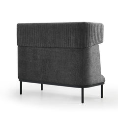 Aizmugures skats uz dīvānu Caldera Duo, pelēks - ERGOSTOCK ar vertikāliem šuvumiem un stabilu metāla rāmi, piemērots birojiem un uzgaidāmajām telpām.