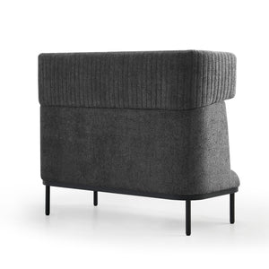 Aizmugures skats uz dīvānu Caldera Duo, pelēks - ERGOSTOCK ar vertikāliem šuvumiem un stabilu metāla rāmi, piemērots birojiem un uzgaidāmajām telpām.