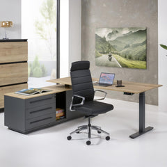 Elektriski augstumā regulējama galda komplekts Executive, biroja interjerā ar biroja krēslu