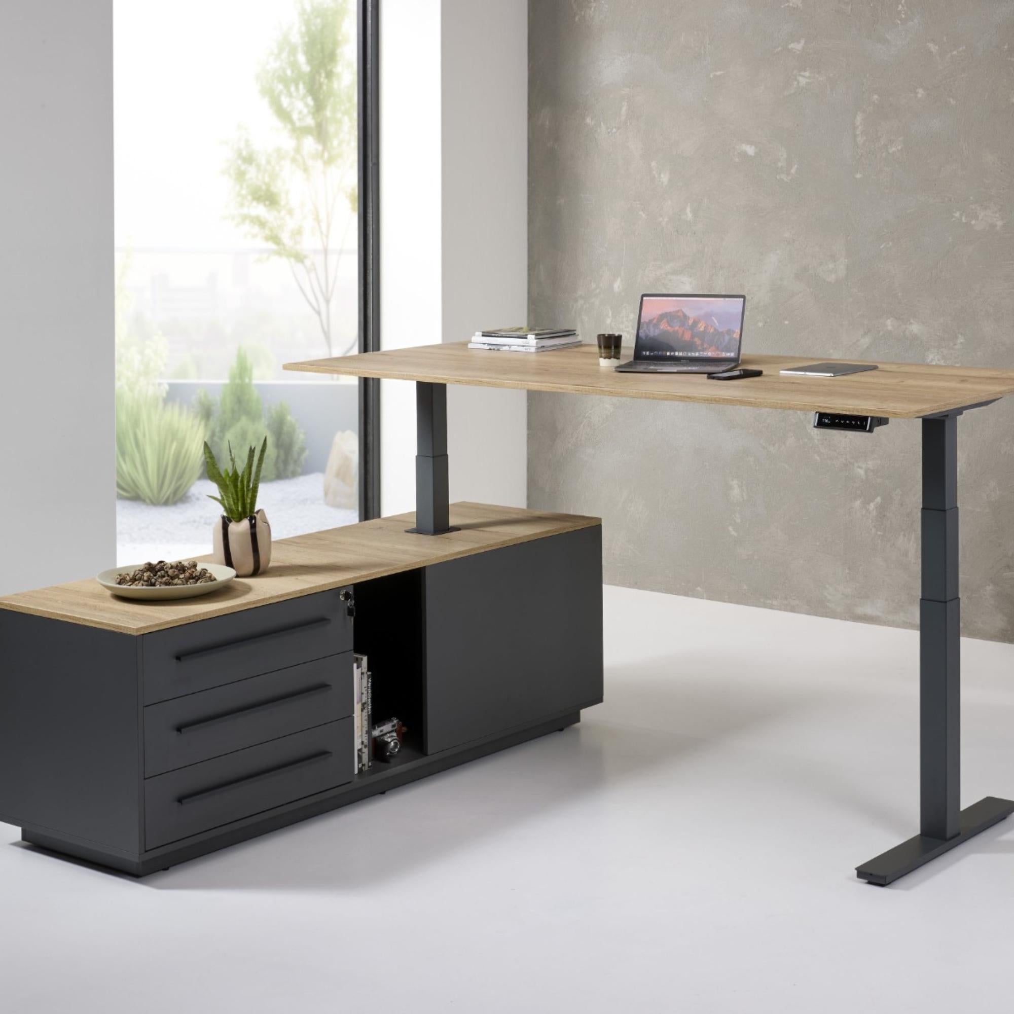 Elektriski augstumā regulējama galda komplekts Executive, augstuma regulācija biroja interjerā