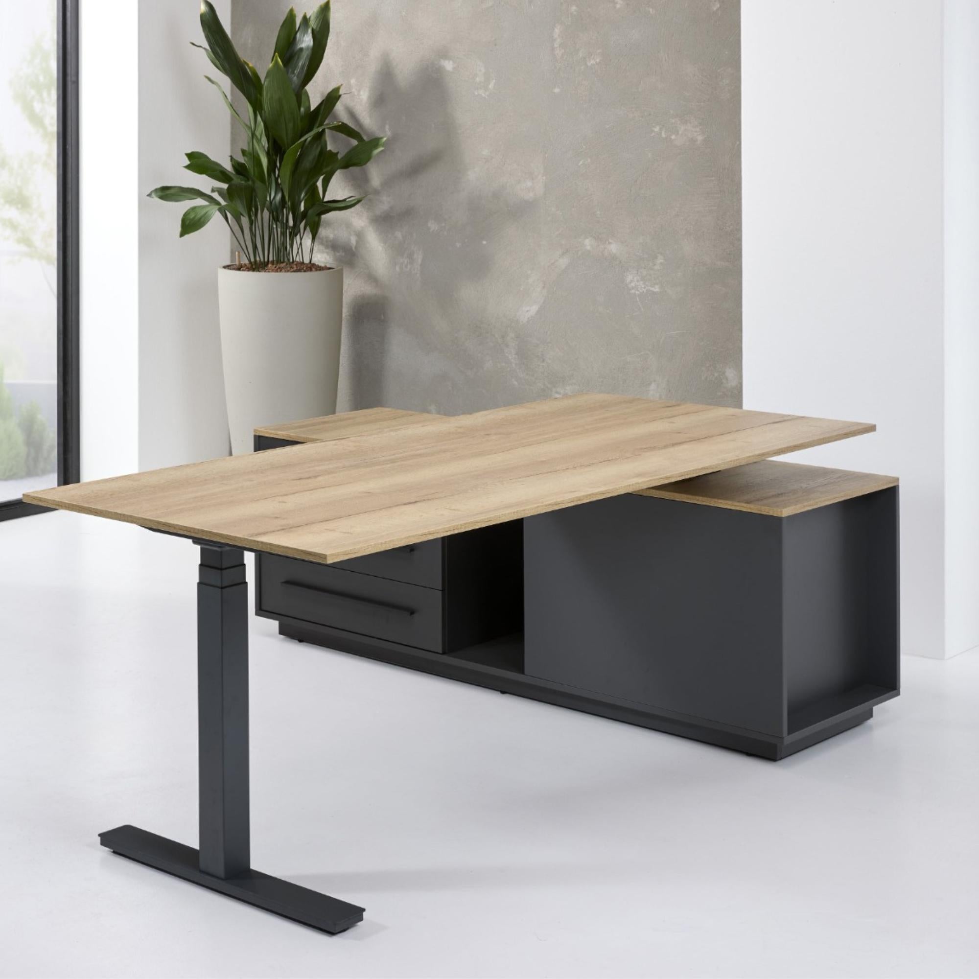 Elektriski augstumā regulējama galda komplekts Executive, galds zemākajā pozīcijā