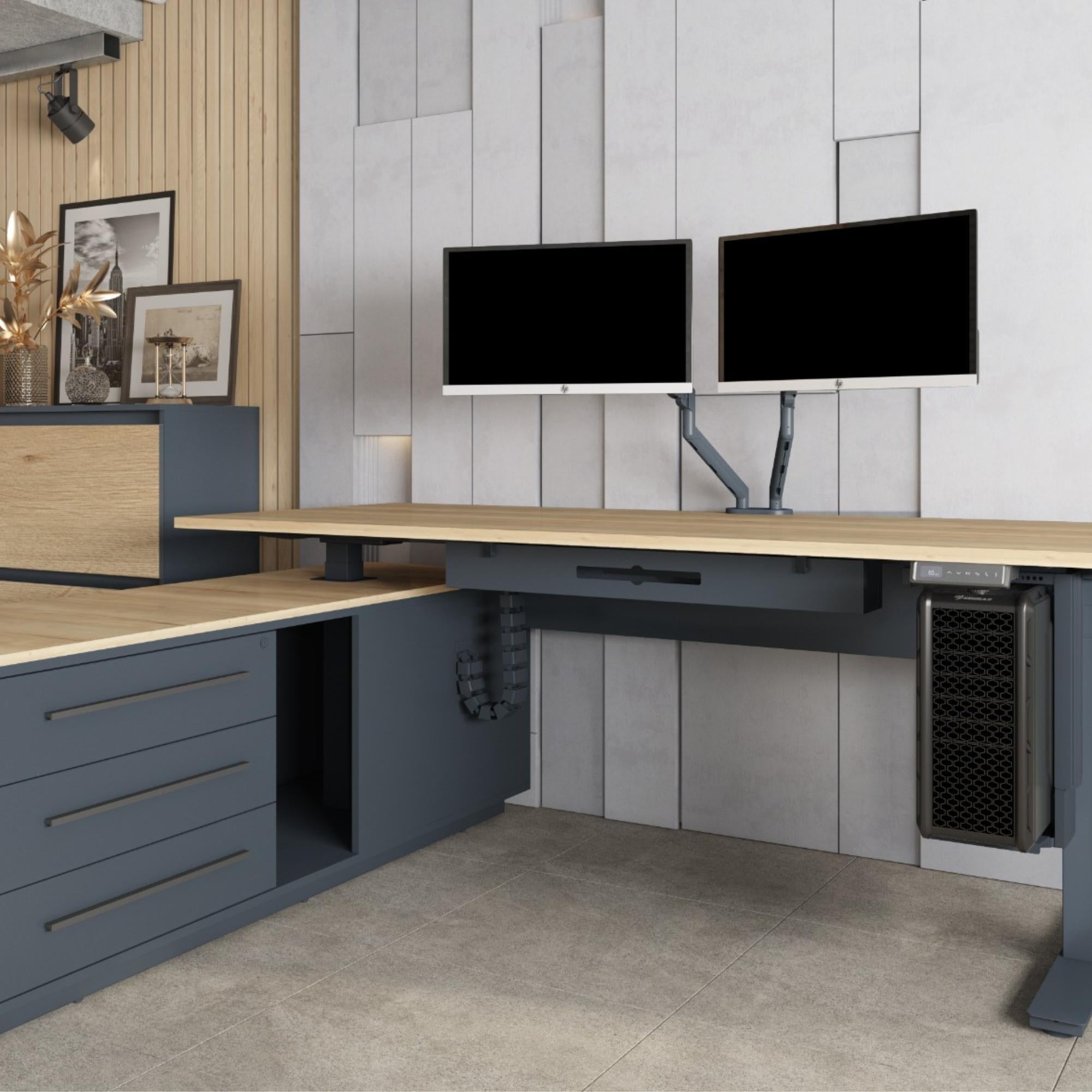 Elektriski augstumā regulējama galda komplekts Executive ar diviem monitora turētājiem biroja interjerā