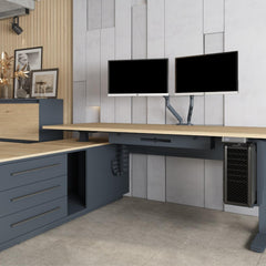 Elektriski augstumā regulējama galda komplekts Executive ar diviem monitora turētājiem biroja interjerā