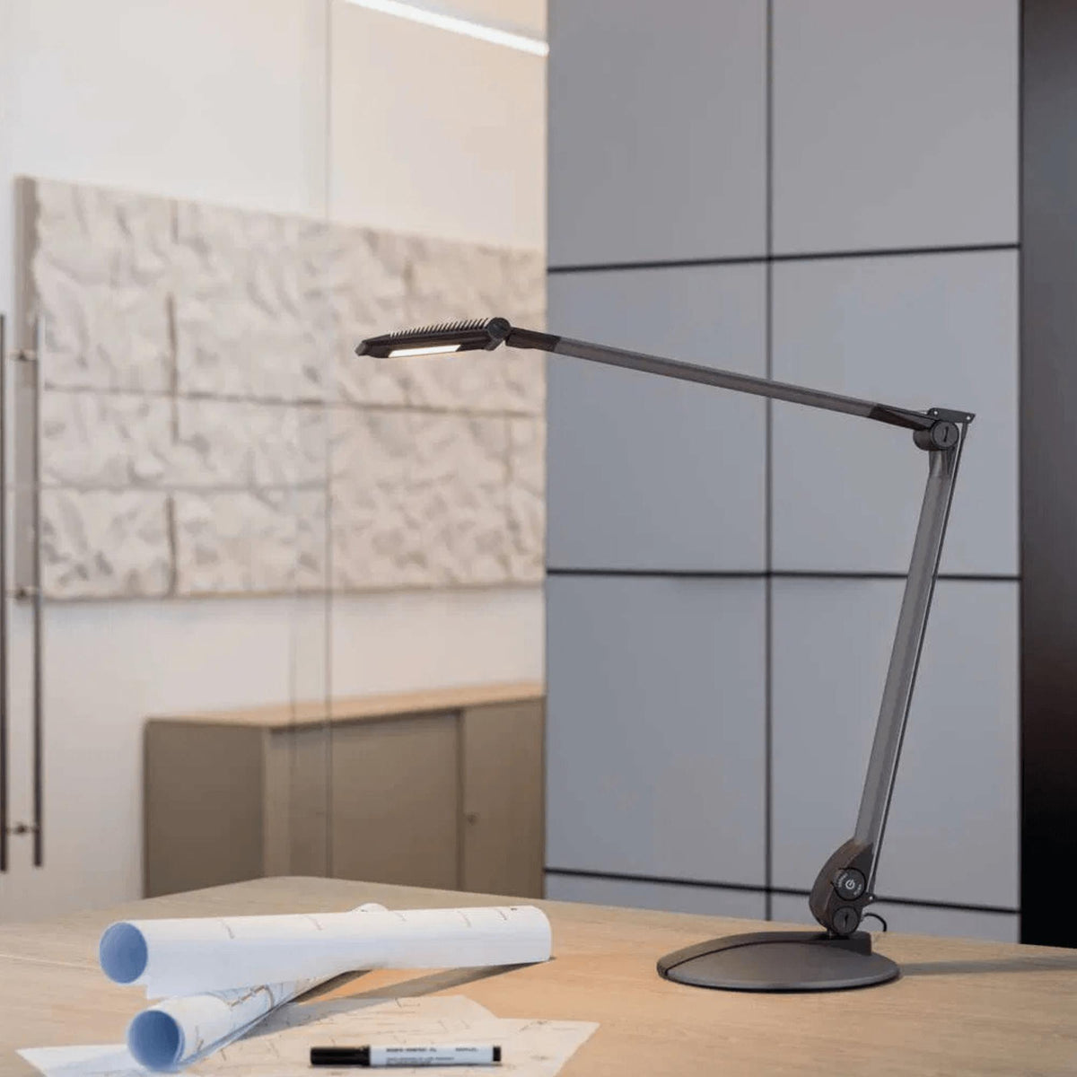 Galda lampa MAULoptimus, LED, colour vario - Ergostock.lv