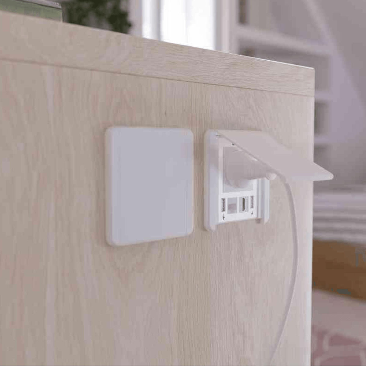 Iebūvējama Rozete ar atveramu aizsargvāku, 1x SCHUKO, 2xUSB A, 1x HDMI