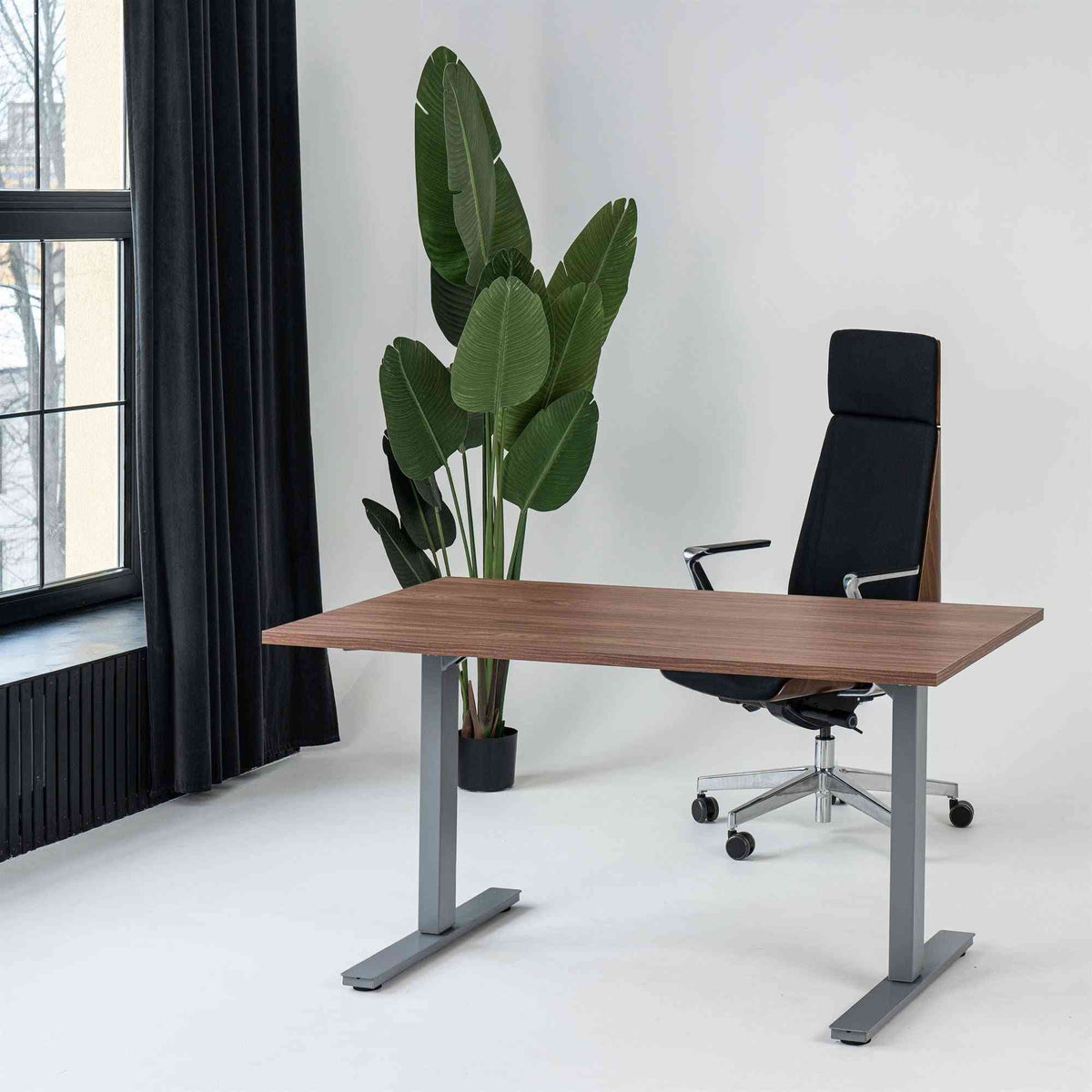 Manuāli augstumā regulējams galds Handle Line – Riekstkoks / Sudraba / 140 x 80 cm