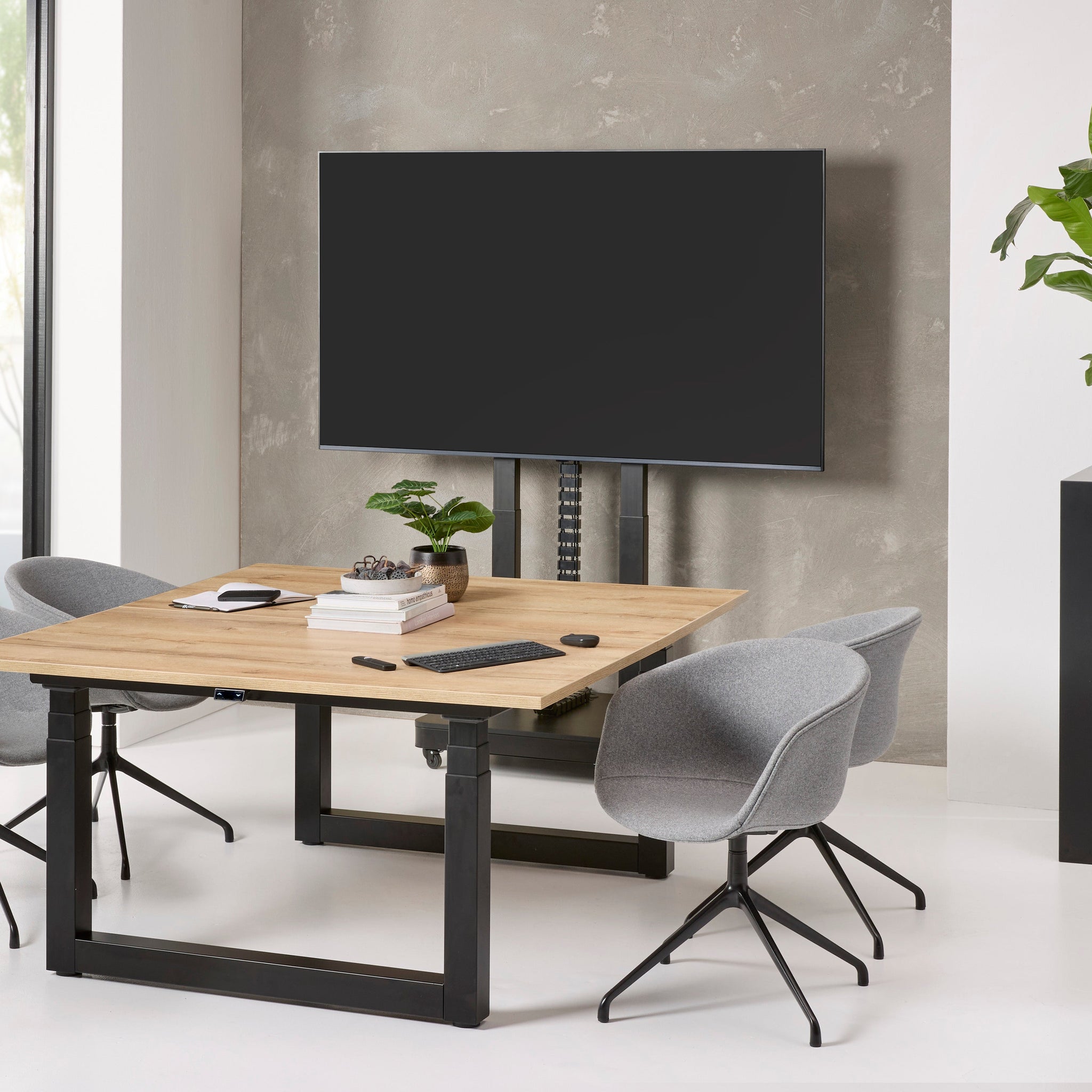 Mobils TV/monitora stends, 40- 85 collu iekārtām, augstumā regulējams, ar pulti