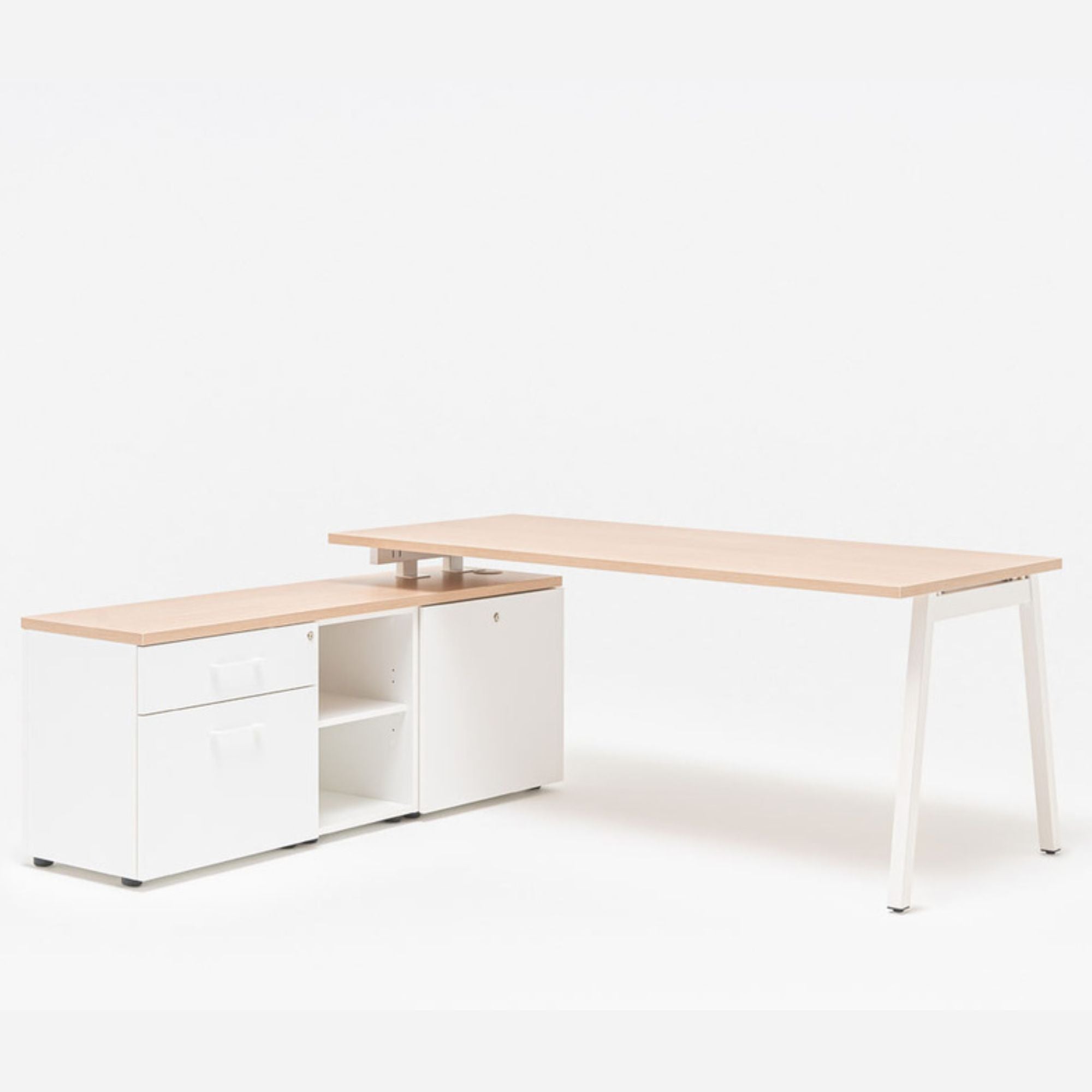 Vadītāju galds OGI M ar plauktu, 160 x 160 cm, mdd; konfigurējams - Ergostock.lv