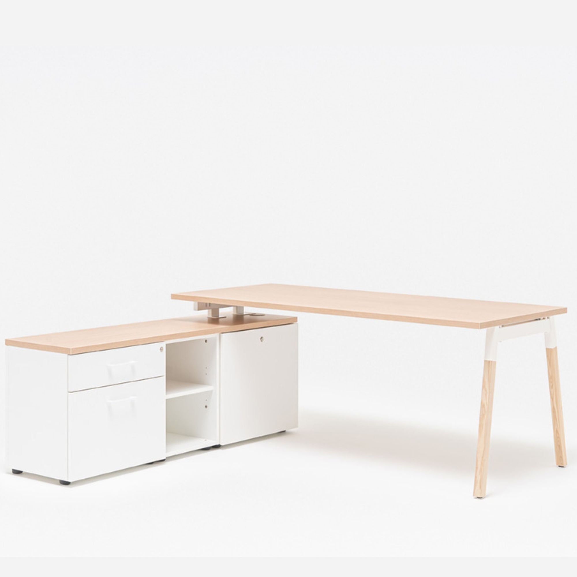 Vadītāju galds OGI W ar plauktu, 160 x 160 cm, mdd; konfigurējams - Ergostock.lv