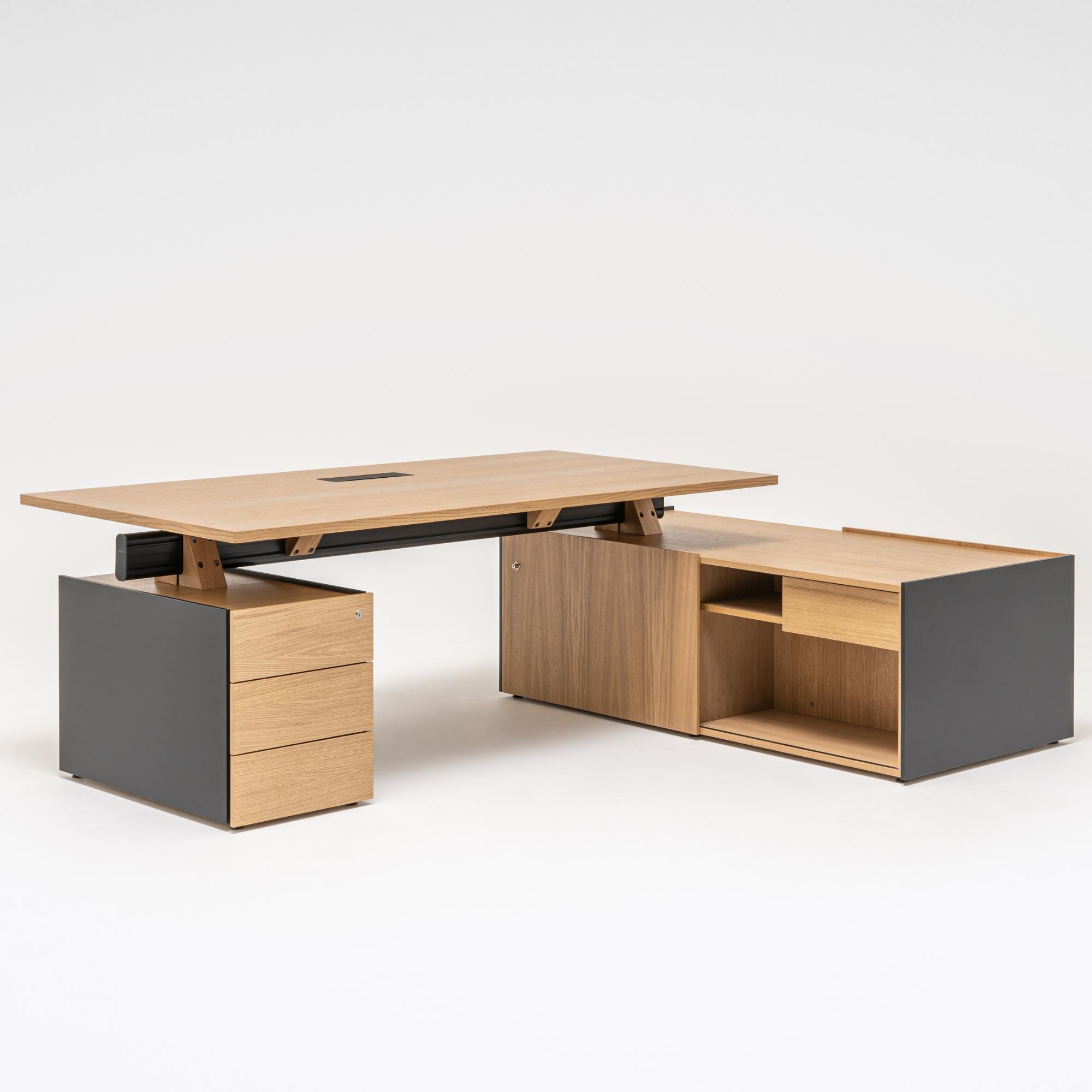 Vadītāju galds VIGA ar plauktiem, mdd; konfigurējams - Ergostock.lv