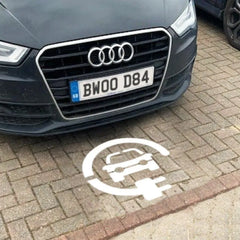 Elektrisko auto uzlādes marķējuma komplekts Beaverswood 600 x 600 mm trafarets un 2 gab. sarkanas krāsas baloniņi - Ergostock.lv